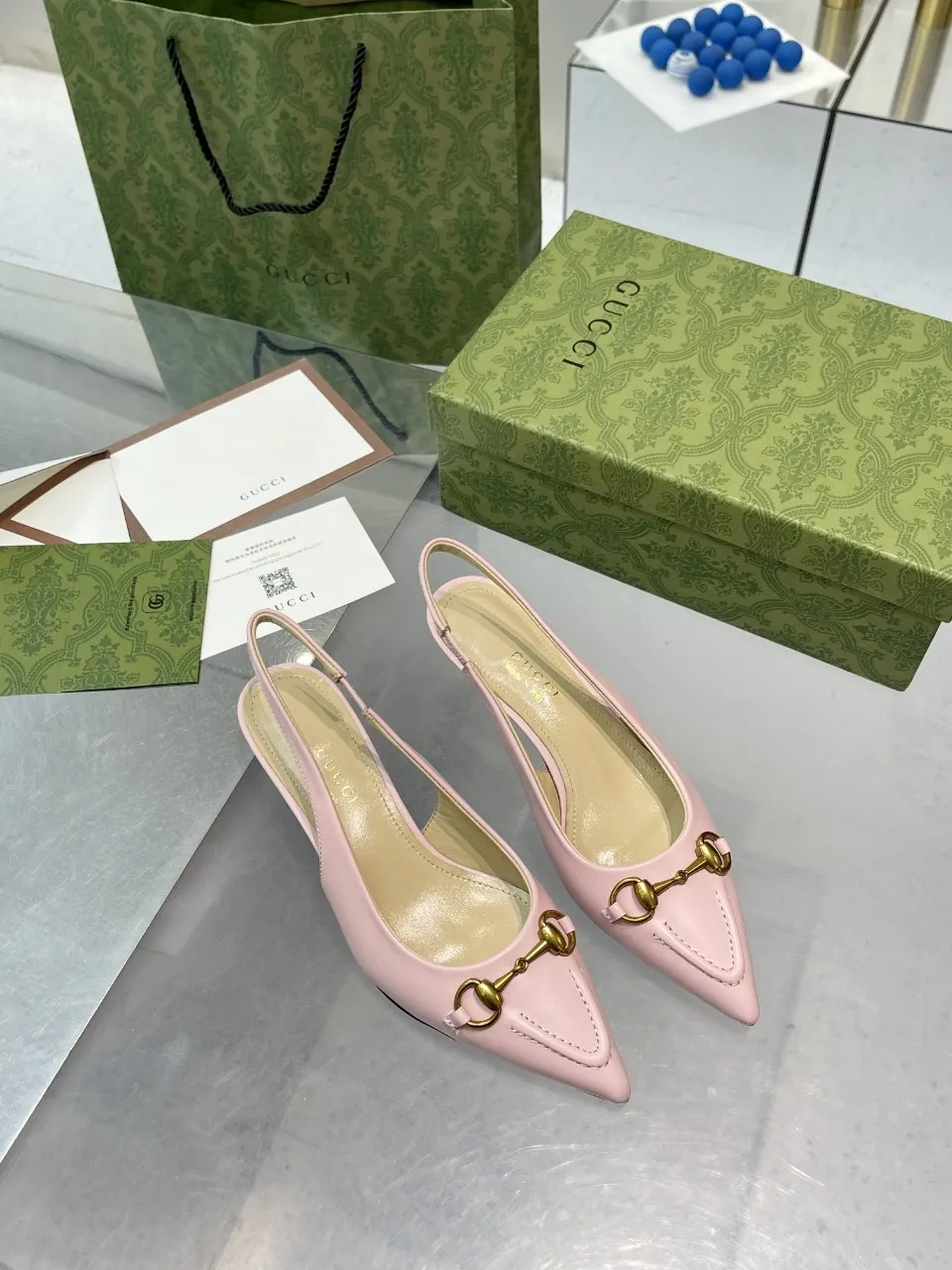 👟👟Ex-factory price 440👟👟 (genuine leather sole +40) Gucci Signoria pumps are named after the central square of Florence, recreating the classic and elegant style of the birthplace of the brand. Combining shiny patent leather with a pointed toe, these shoes are embellished with Gucci's signature chain, adding a stylish edge to your new season wardrobe. Upper: Made of first-layer imported patent cowhide/sheepskin lining. Outsole: rubber non-slip outsole/genuine leather outsole. Size: 35-42 (34/41 42 customized, non-refundable)